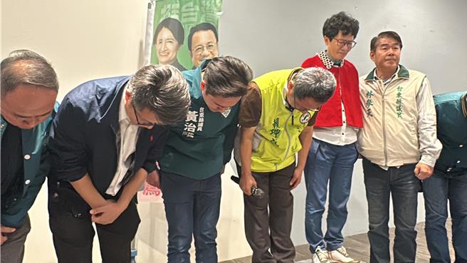 民进党台东区域立委候选人赖坤成（左四）今晚在竞选总部沉痛承认败选，鞠躬向支持者致歉，在场支持者纷纷拭泪表达不舍。（蔡旻妤摄）