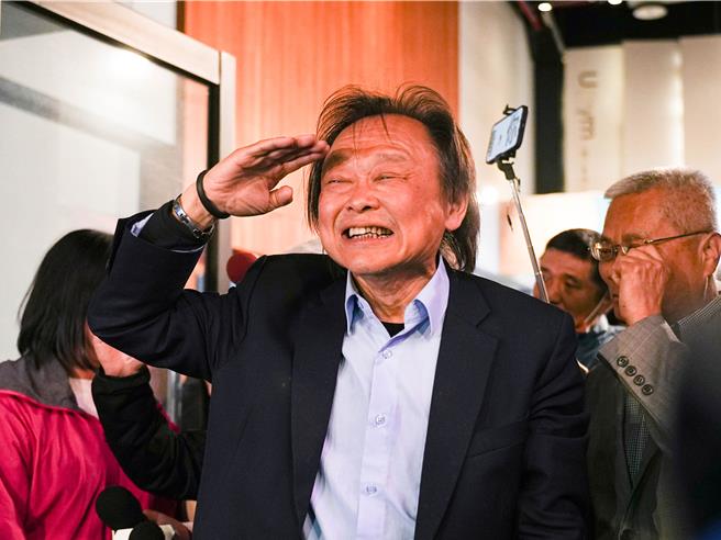 王世堅坦言自己勝選非常意外，不過他也強調這次選舉對民進黨是個警訊，稍微有權力傲慢時，「人民就會打你兩下屁股」，民進黨應引以為戒，重新爭取人民的信任。(黃敬文攝)