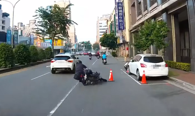有骑士一未注意行车状况，撞到三角锥摔车，没想到后面的机车骑士也疑似未注意车况，直接追撞上去。（图／翻摄自脸书八卦村 - 行车纪录器影片上传中心）