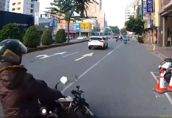 有骑士一未注意行车状况，撞到三角锥摔车，没想到后面的机车骑士也疑似未注意车况，直接追撞上去。（图／翻摄自脸书八卦村 - 行车纪录器影片上传中心）