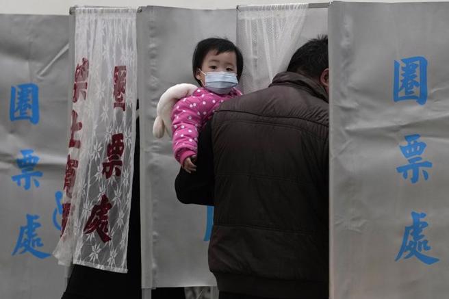 這個在台南設於一所高中的投票所內出現的女娃在大陸微博上爆紅，引發許多大陸網民議論台灣選舉的熱情。（圖／美聯社）