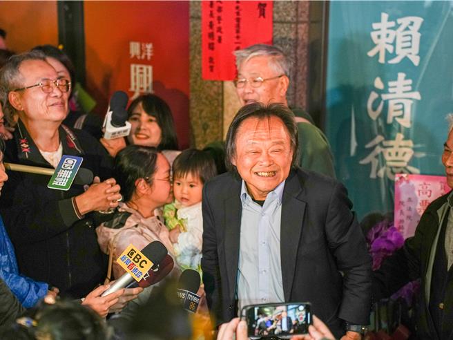 台北市二选区（士林、大同）立委候选人王世坚以逾11万票成功回锅立法院。(黄敬文摄)