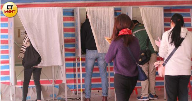外国媒体点出无法电子投票、必须搭车返乡投票、人工开票等状况，都相当落伍。（图／CTWANT摄）