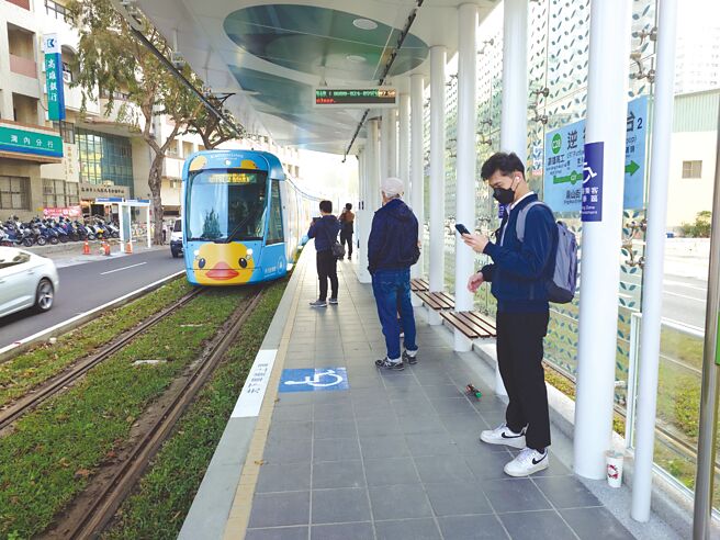 轻轨机能到位，带动城市观光，也成为学生、上班族通勤新选择。图／本报资料照片