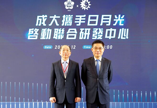 启动仪式由日月光研发总经理李俊哲（左）与成大校长沈孟儒（右）共同主持。图／成大提供