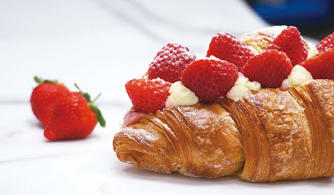 普諾麵包坊人氣銷售冠軍〈可頌美莓〉，烘焙主廚特製比手掌還大、22公分的巨無霸可頌，搭配卡士達及新鮮草莓，雙重享受一次滿足。圖／業者提供