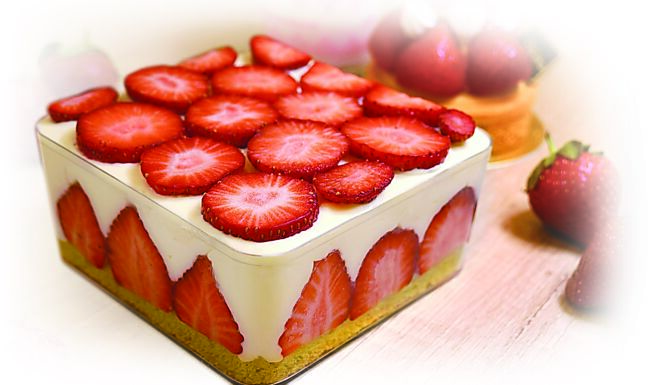 普諾麵包坊新品〈草莓寶盒〉售價299元，鋪滿兩層新鮮草莓，搭配手指蛋糕及馬斯卡邦，口感與味道層次分明。圖／業者提供