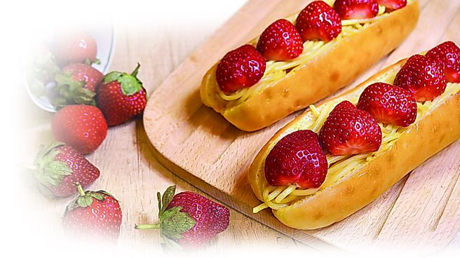 普諾麵包坊新品〈草莓炒麵〉89元，甜麵包佐上自製的黃芥末義大利麵，搭配檸檬汁及水果草莓，跳脫傳統、顛覆味蕾想像。圖／業者提供