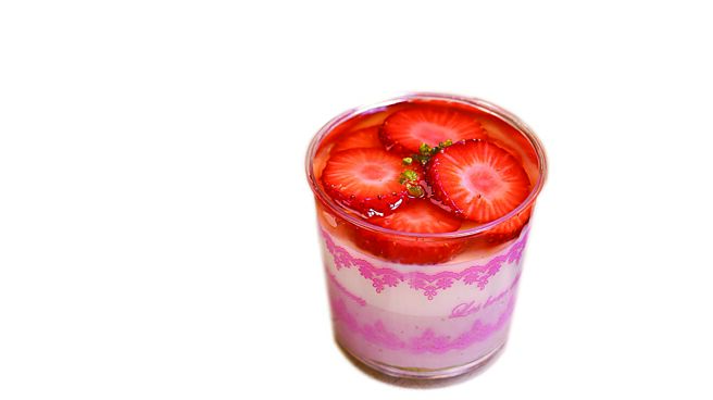 普諾麵包坊新品〈草莓奶酪杯〉100元，是上班族下午茶療癒新選擇。圖／業者提供