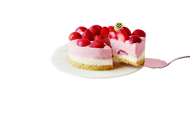 起士公爵推出限定版〈草莓玻尿酸生乳酪蛋糕〉，標榜採用小農產地直送的鮮嫩草莓，搭配酸甜純淨乳酪，還特別加入來自花東縱谷稀有的水晶洛神。圖／業者提供