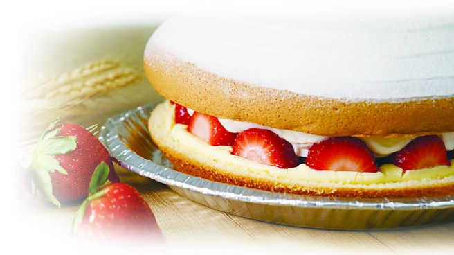 普諾麵包坊的7吋〈草莓小波派〉，蓬鬆蛋糕體夾入飽滿草莓和自製濃郁卡士達，幸福感瞬間爆棚。圖／業者提供