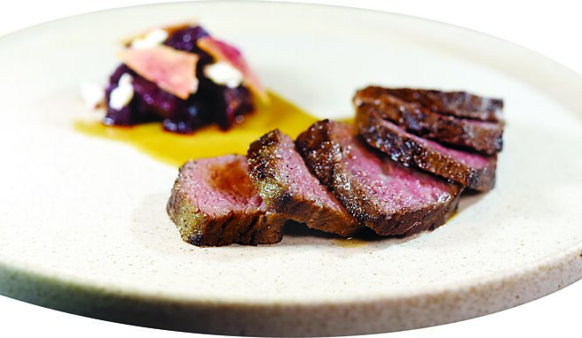 〈米麴熟成牛小排〉是将牛小排先用自制米麴腌渍，熟成二天再舒肥，然后以炭火炙烤，并用老陈醋牛肉酱汁、咖啡奶油搭配提味。图／姚舜