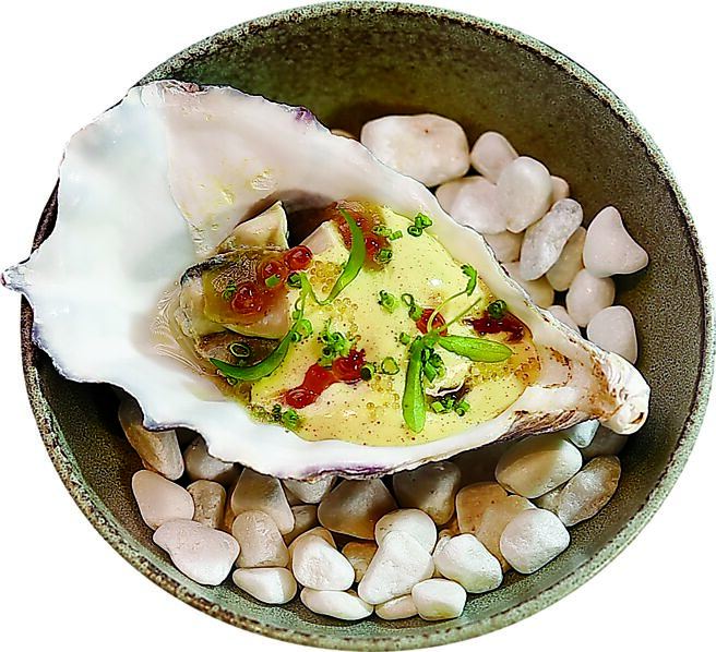 〈温生蚝〉是将广岛牡蛎用高汤泡熟，搭配明太子荷兰酱和鲑鱼卵提味。图／姚舜