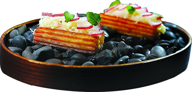 〈松叶蟹吉拿棒〉，是将以绿咖哩酱和油醋提味的松叶蟹肉镶入吉拿棒中，非常美味。图／姚舜