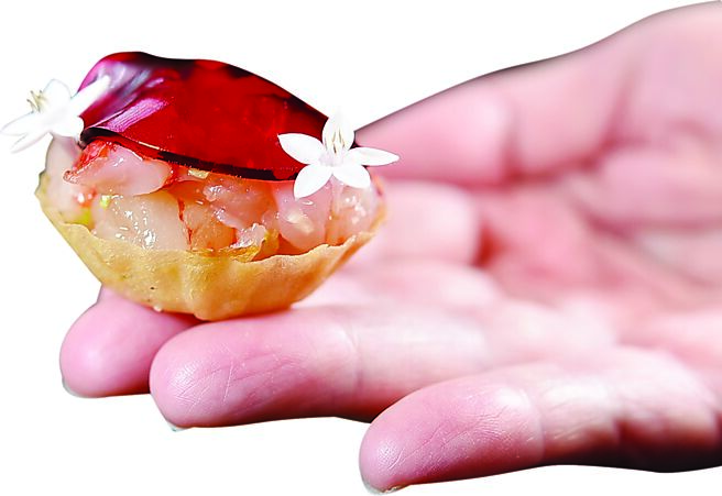 〈胭脂虾小塔〉的胭脂虾肉上层的红色晶冻，是用甜菜根汁结合绍兴酒制作。图／姚舜
