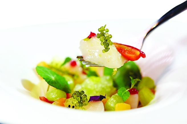 〈北海道生食干贝〉是以干贝搭配小黄冰沙、圣女番茄、奇异果、青辣椒与海葡萄、金莲叶一起呈现，为一集「甜、酸、辣、咸、鲜、香」的组合。图／姚舜