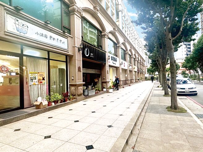 青埔特區街邊店迅速發展，生活便利性提升，在地的居民日常生活有更多的選擇。圖／永慶不動產高鐵青塘園加盟店提供