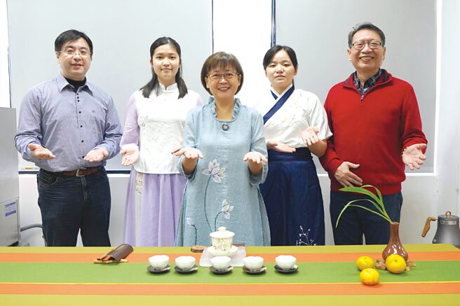 大叶大学药保系师生欢迎大家到桂花巷艺术村，欣赏结合茶艺的鹿港国中美术班毕业展。图／大叶大学提供