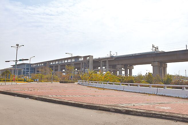 苗栗縣前主計處長陳榮貴指出，毛治國曾協調高鐵基金購買高鐵站特區土地，卻被時任民進黨立委葉宜津擋掉。（謝明俊攝）