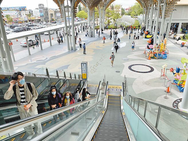 因應投票日，台鐵公司加開班次，花蓮火車站昨下午過後逐漸出現人潮。（王志偉攝）
