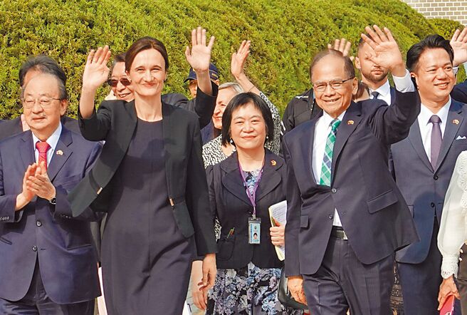 立陶宛国会友台议员1月下旬将组团访问台湾。图为立陶宛国会议长希米利特（左二）去年10月率团访问立法院。（本报资料照片）