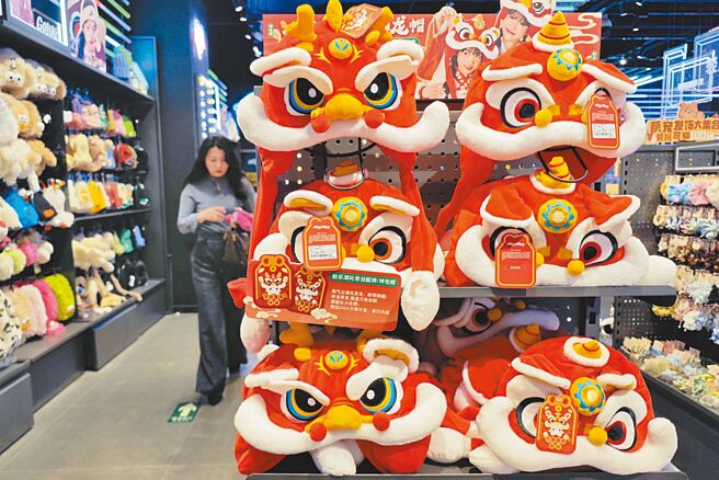 大陆国家统计局12日公布去年12月的消费者物价指数（CPI），CPI年减0.3％，连续3个月通缩，2023全年CPI按年升0.2％。图为山东烟台一家商场。（新华社）