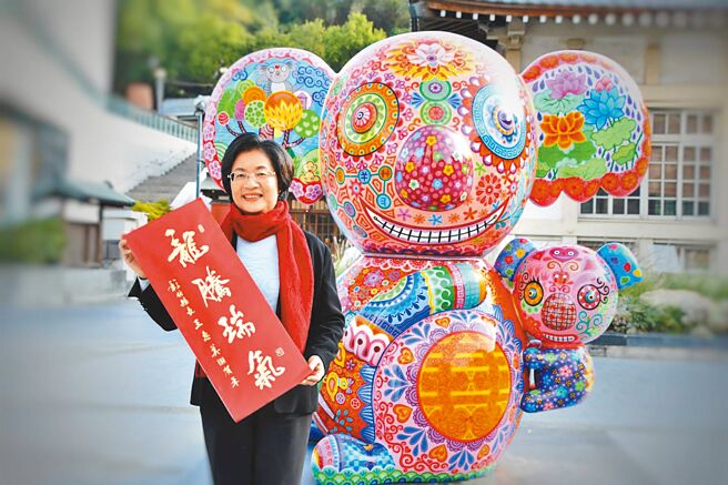 彰化縣政府邀請鹿港書法大師吳肇勳創作「龍騰瑞氣」春聯，單張四字的春條春聯12日亮相，15日起供民眾免費索取。（彰化縣政府提供／孫英哲彰化傳真）