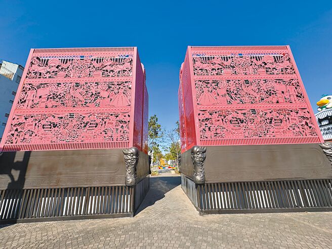 台南市海安路街道美術館將通風塔變身公共藝術品《厚禮》，成為街頭一大亮點，都發局今年更將啟動「街道美術館2.0」，增設7件大型藝術作品與6件街道家具，7月亮相。（曹婷婷攝）