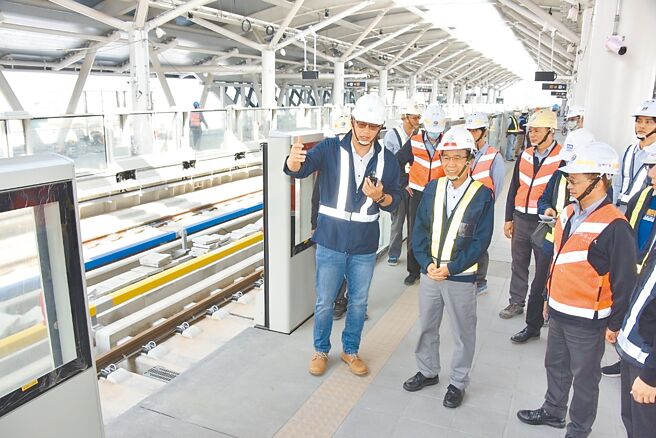 高雄市副市長林欽榮（左二）12日前往視察岡山路竹延伸線第一階段工程，指出工程整體進度已達91.55％，可望於今年6月底通車試營運。（高雄市捷運局提供／任義宇高雄傳真）