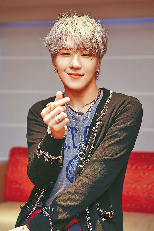 BE’O12日向記者討教中文。（羅永銘攝）