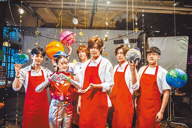 八三夭日前拍攝新歌MV，邀來邱偲琹（左二）合作演出。（KKLIVE提供）