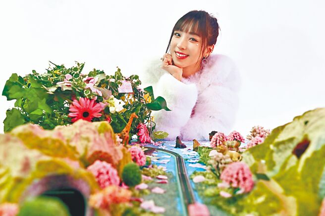 梁舒涵日前拍攝新歌MV，現場打造成迷你粉紅世界。（寬寬整合行銷提供）