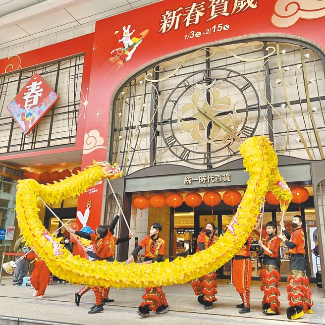 统一时代百货台北店「新春贺岁」檔期即起至31日开跑，全馆指定柜满3000送300。（统一时代提供）