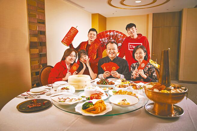 疫後年菜商機大爆發，星級飯店餐飲團隊拿出「食」力，端出外帶年菜搶市。（JR東日本大飯店台北提供）