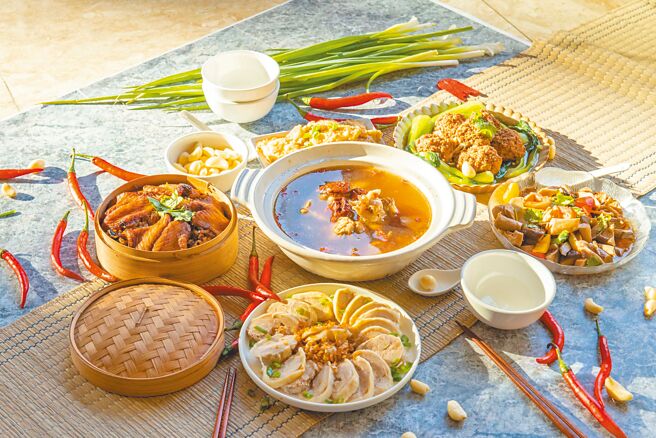 「手路菜豪華組」可吃到蔥油雞捲、紅燒獅子頭、豆瓣鱸魚、黑蒜蕈菇燉雞湯等6道菜式，優惠價2260元。（台南大飯店提供）