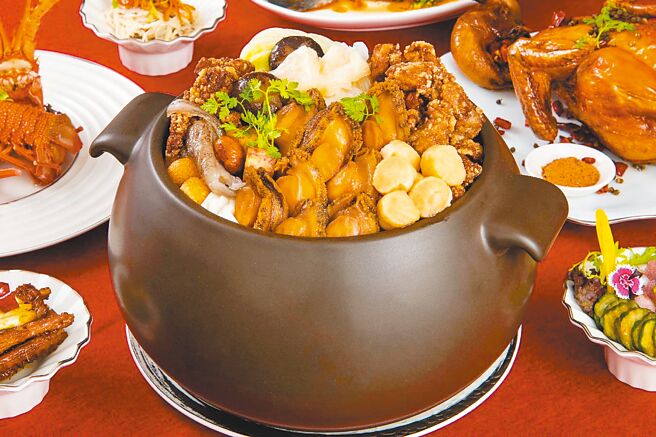 「凱華樓」中華料理推出15至20人份的「巨無霸佛跳牆」，重達9公升，售價1萬2888元。（JR東日本大飯店台北提供）