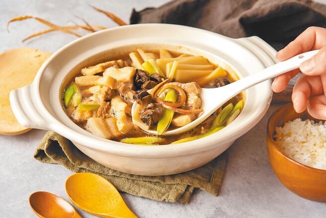 台南大飯店近30道鮮凍美饌可吃到魷魚螺肉蒜湯、五味黃魚、杏仁蝦棗等台式宴客菜，每道220元起。（台南大飯店提供）