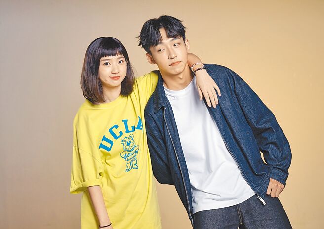 林玉书（左）与亮曦在戏里戏外都有好哥儿们情谊。  （台视提供）