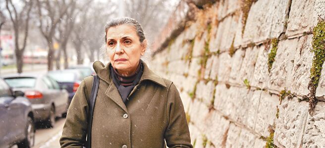 資深影后艾莉史科切娃主演《我不是教你詐》，獲得國際影展一致好評。（海鵬提供）