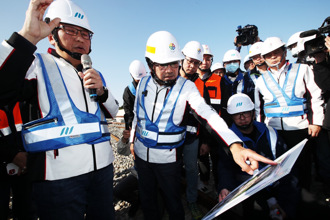 侯友宜精神飽滿視察三鶯線 預計2025年通車