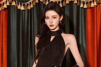 女星怕走光「胸前竟插鮮花」 絕美曲線被讚飄仙氣