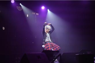 韓歌手BE’O人生首演唱會獻台北 「衝下台給摸耳環」超寵粉