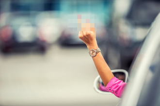 女大生搭公車疑被偷窺 比中指飆罵「醜男、去死」！下場曝光