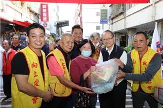 免費義剪、送物資 台中向上愛心會助弱勢邊延戶