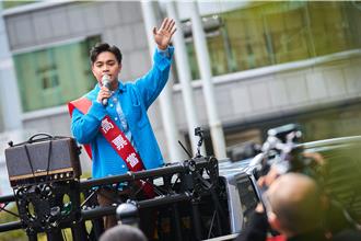 男歌手鏟肉30公斤被5桃花「纏上」！ 搭競選車沿路致謝好尷尬