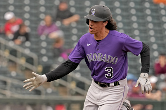 整年只出赛5场还被降小联盟 他把好莱坞女星娶回家羡煞粉丝：凭什么？