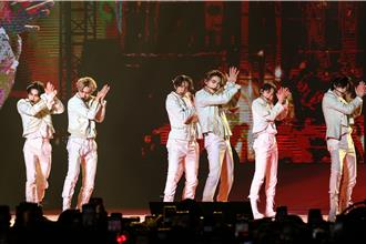 ENHYPEN开唱从日本邀「它们」助阵 羲承突自报户口全场笑翻