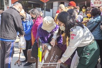 惠中寺寒冬送暖 1200弱勢戶受惠