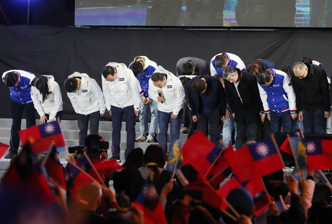 国民党总统候选人侯友宜（前中）败选，在支持者不舍的情绪中，与竞选团队干部一起向所有支持群眾鞠躬致意。（刘宗龙摄）