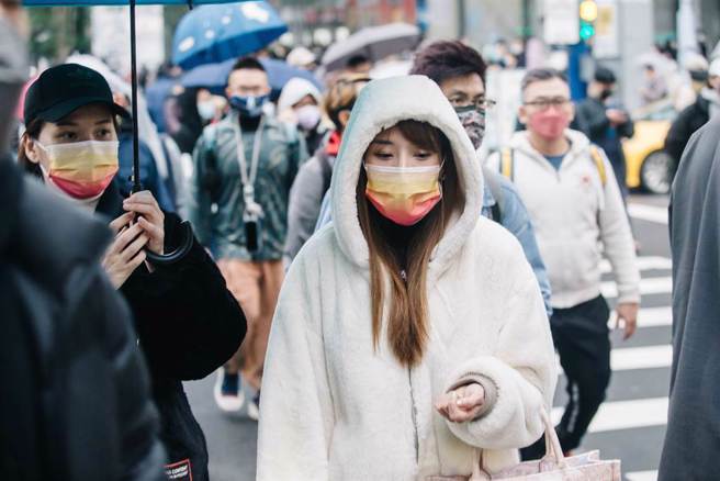 周六锋面影响变天，锋后有大规模强冷空气南下，部分模式模拟强度达寒流等级。(资料照)